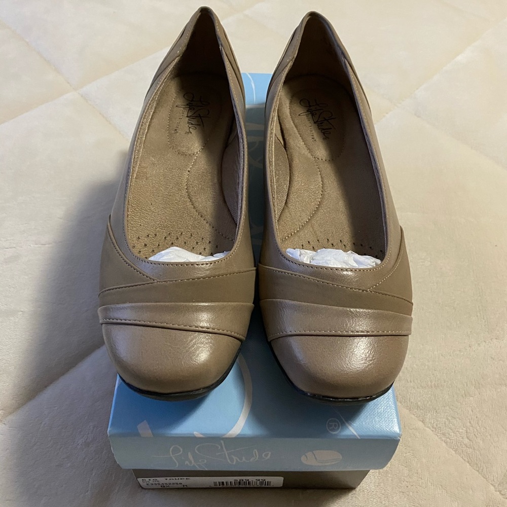 Life stride flats. NWT